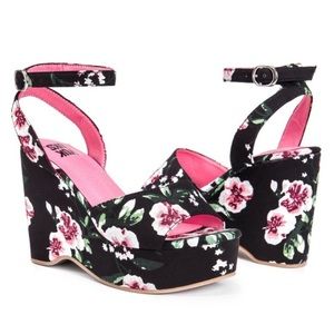 Muk Luks Wedge Sandals. Size 8 EXCELLENT CONDITION